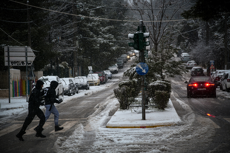 Κακοκαιρία «Ηφαιστίων»: Σε κλοιό ψύχους η χώρα, κλειστοί δρόμοι, δεμένα τα πλοία στα λιμάνια