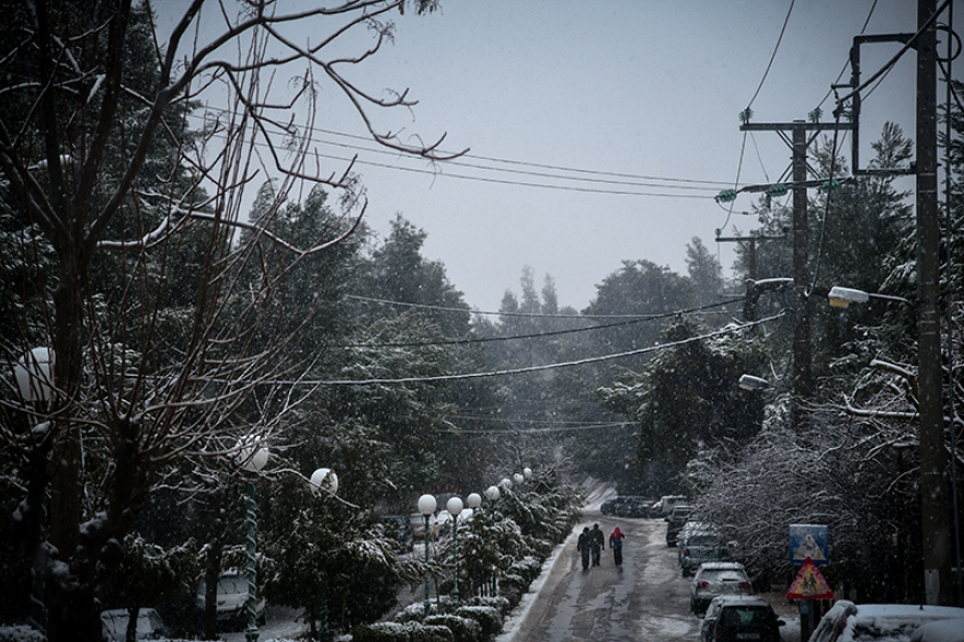 Κακοκαιρία «Ηφαιστίων»: Σε κλοιό ψύχους η χώρα, κλειστοί δρόμοι, δεμένα τα πλοία στα λιμάνια
