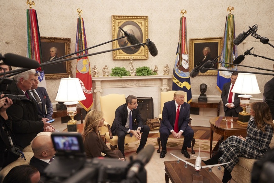 Καρέ - καρέ η επίσκεψη Μητσοτάκη στον Λευκό Οίκο- Jumpsuit επέλεξαν Μελάνια και Μαρέβα