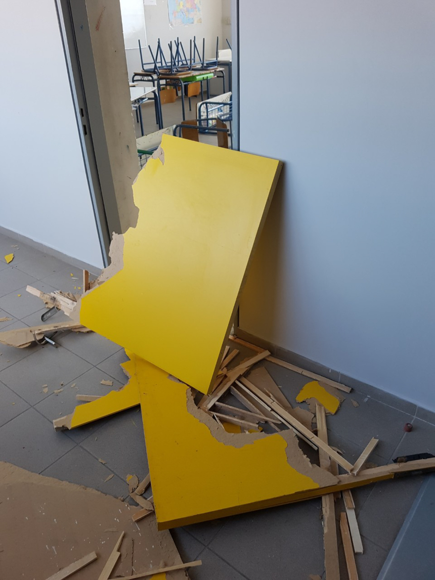 Βανδάλισαν το Γυμνάσιο Καρέα - Έσπασαν πόρτες και προκάλεσαν καταστροφές σε αίθουσες 