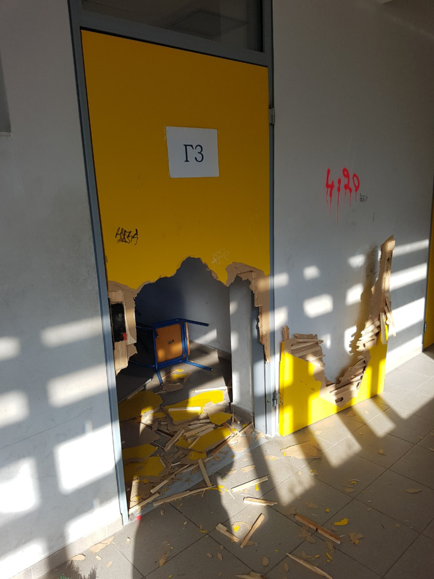 Βανδάλισαν το Γυμνάσιο Καρέα - Έσπασαν πόρτες και προκάλεσαν καταστροφές σε αίθουσες 