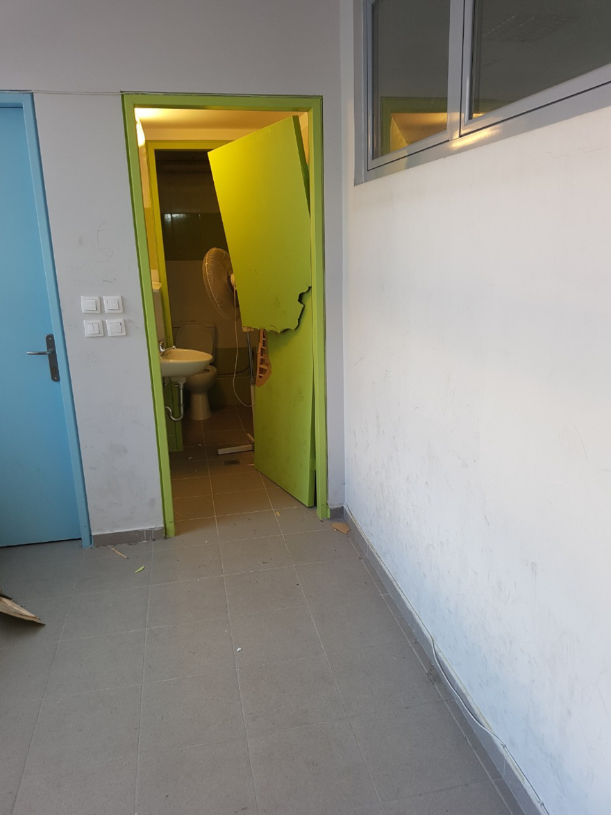 Βανδάλισαν το Γυμνάσιο Καρέα - Έσπασαν πόρτες και προκάλεσαν καταστροφές σε αίθουσες 