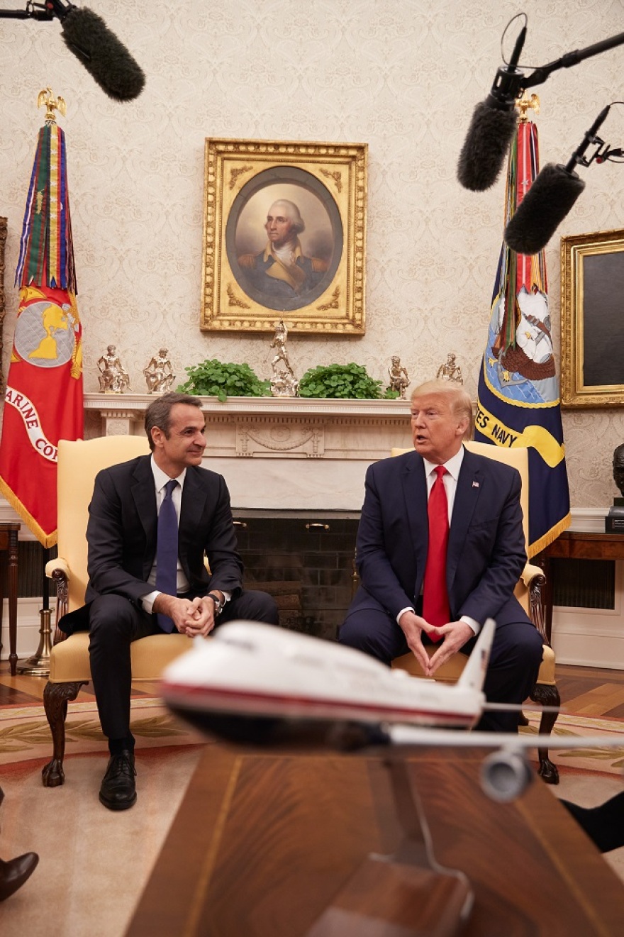 Καρέ - καρέ η επίσκεψη Μητσοτάκη στον Λευκό Οίκο- Jumpsuit επέλεξαν Μελάνια και Μαρέβα