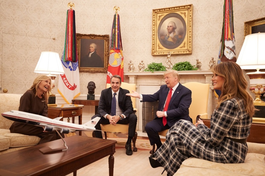 Καρέ - καρέ η επίσκεψη Μητσοτάκη στον Λευκό Οίκο- Jumpsuit επέλεξαν Μελάνια και Μαρέβα