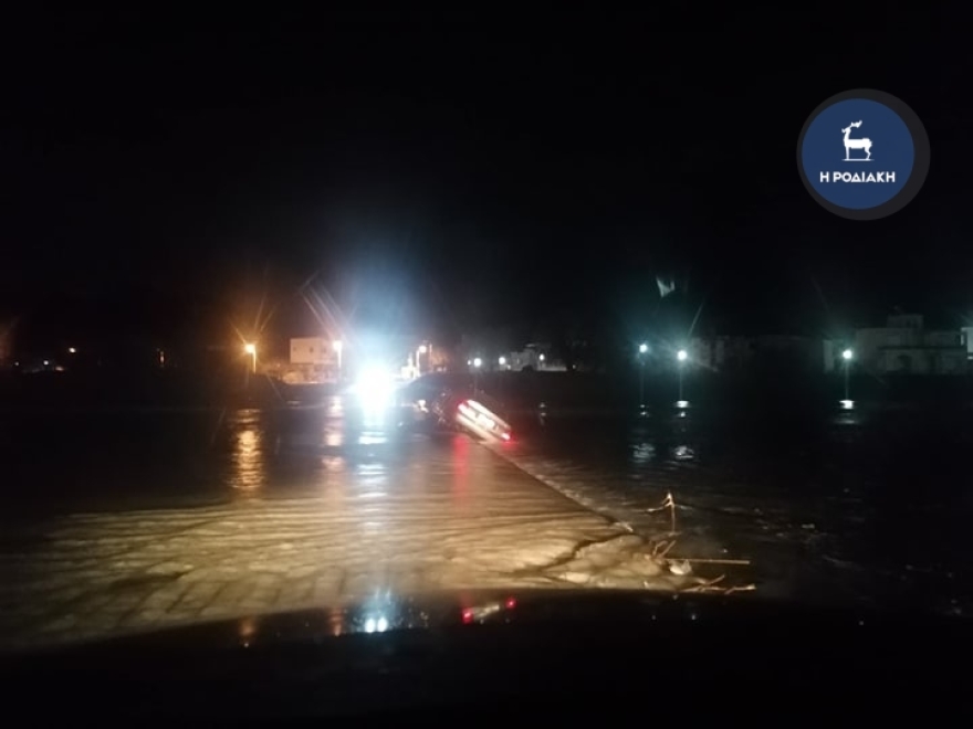 Ρόδος: Ποτάμι παρέσυρε αυτοκίνητο - Πρόλαβε και βγήκε ο οδηγός
