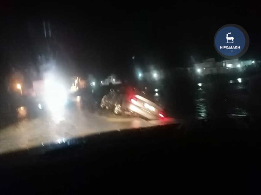 Ρόδος: Ποτάμι παρέσυρε αυτοκίνητο - Πρόλαβε και βγήκε ο οδηγός