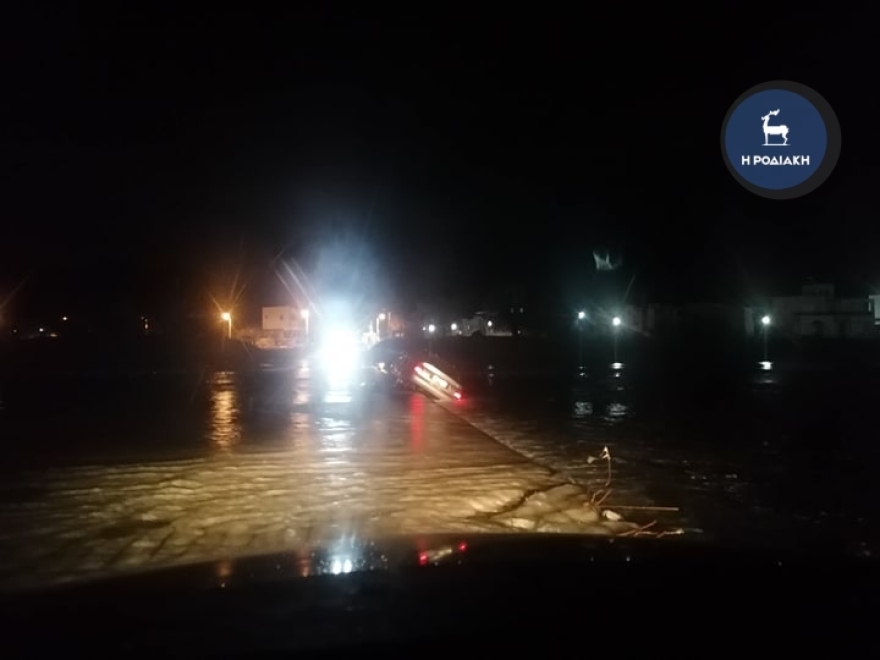Ρόδος: Ποτάμι παρέσυρε αυτοκίνητο - Πρόλαβε και βγήκε ο οδηγός