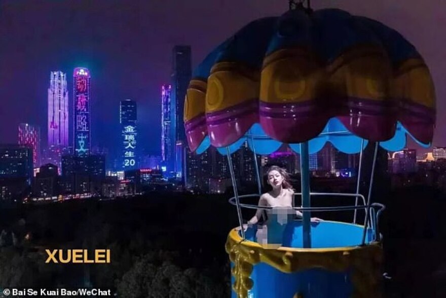 Κίνα: Μοντέλο πόζαρε γυμνό σε παιδότοπο και συνελήφθη - Δείτε βίντεο