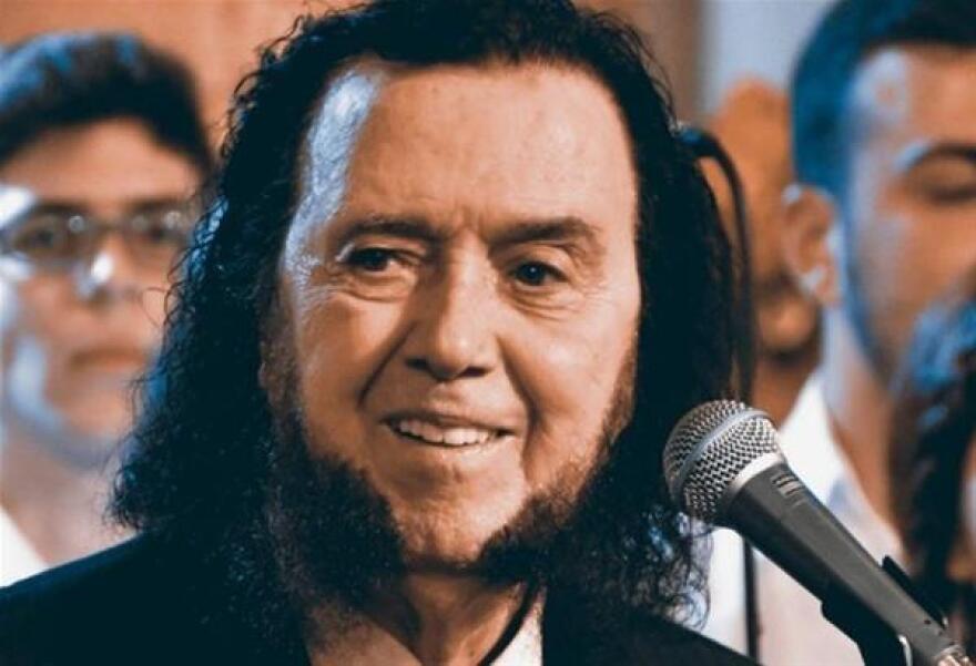 Ο Διονύσης Σαββόπουλος υποδέχεται τον Σταμάτη Κόκοτα