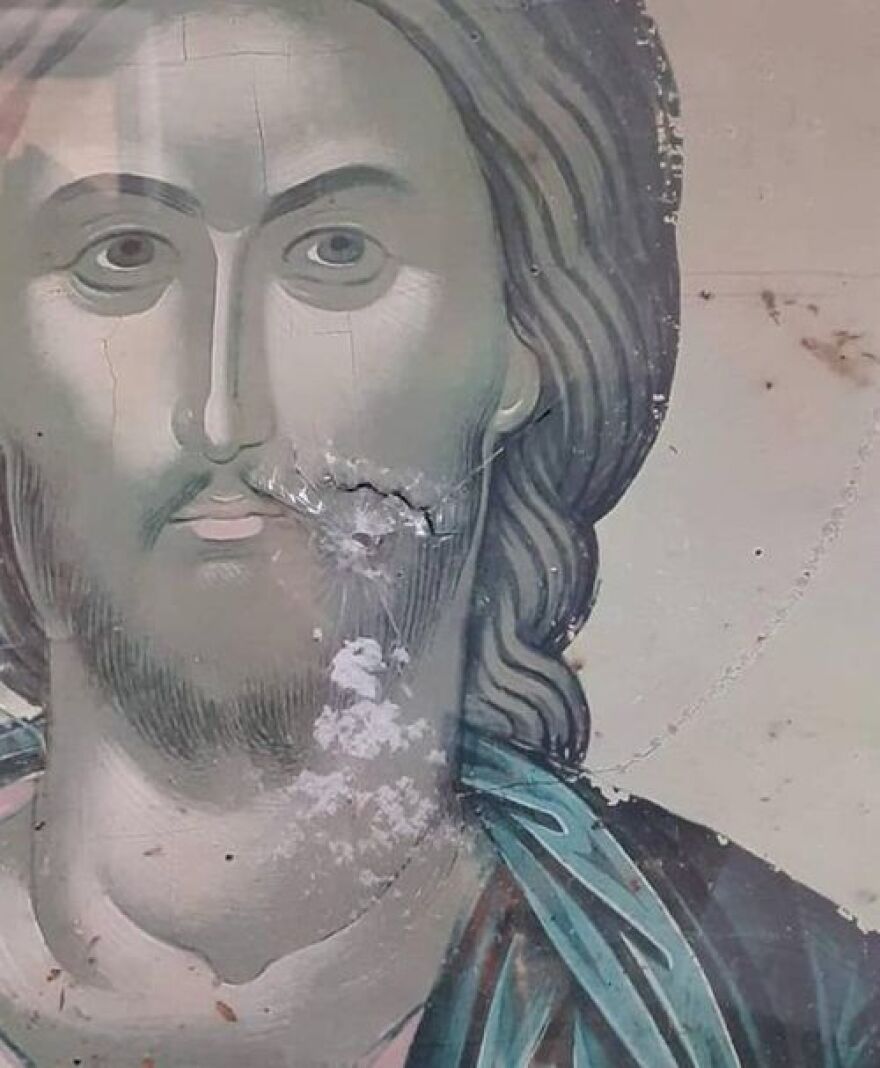 Άγνωστοι πυροβόλησαν εικόνες σε εκκλησίες της Θάσου