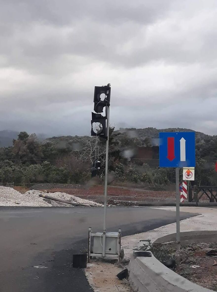Κρήτη: Άγνωστοι πυροβόλησαν φανάρι στα Χανιά - Δείτε φωτογραφία