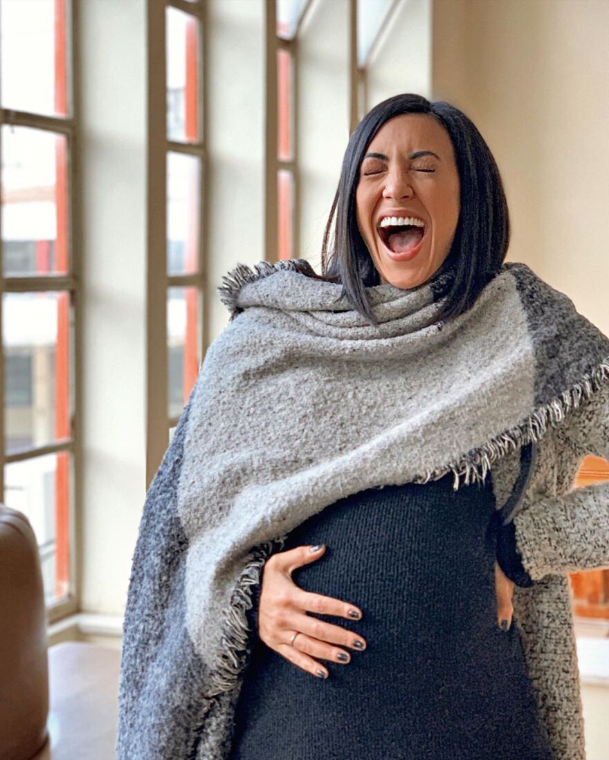 Η Ευγενία Σαμαρά ποζάρει με… φουσκωμένη κοιλιά 