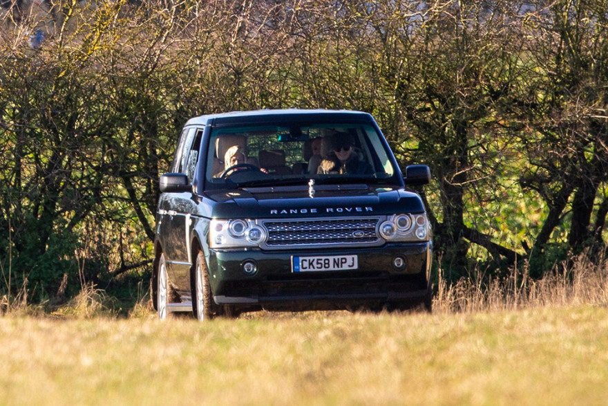 Μουτρωμένη η Βασίλισσα Ελισάβετ στην πρώτη της δημόσια εμφάνιση μετά το Megxit 