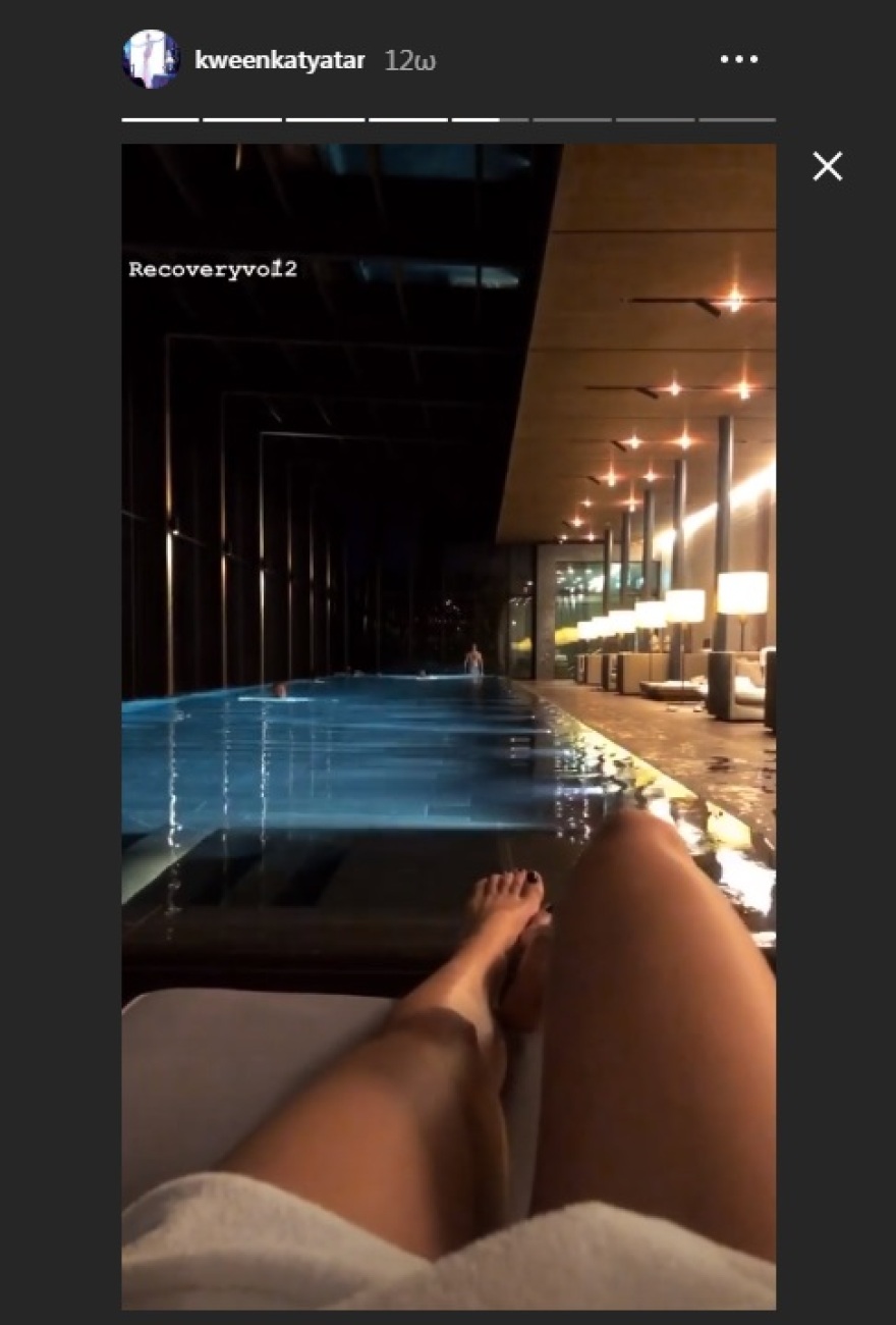 Κάτια Ταραμπάνκο: Διαβάζει στις Άλπεις το βιβλίο του συντρόφου της 