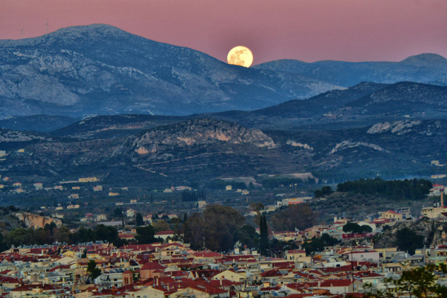 Πανσέληνος του λύκου: Έκλειψη στην πρώτη πανσέληνο του 2020, ορατή και από την Ελλάδα - Διαβάστε τι σημαίνει  