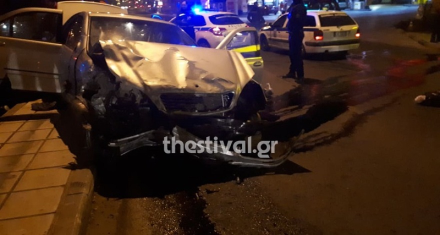 Κινηματογραφική καταδίωξη στη Θεσσαλονίκη: Όχημα διακινητών έκοψε στα δύο ΙΧ