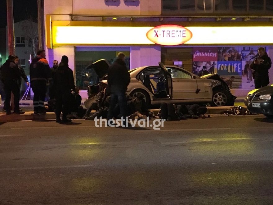 Κινηματογραφική καταδίωξη στη Θεσσαλονίκη: Όχημα διακινητών έκοψε στα δύο ΙΧ