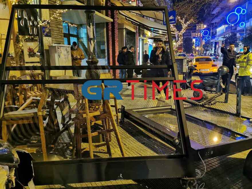 Θεσσαλονίκη: ΙΧ «μπούκαρε» σε καφετέρια (βίντεο)