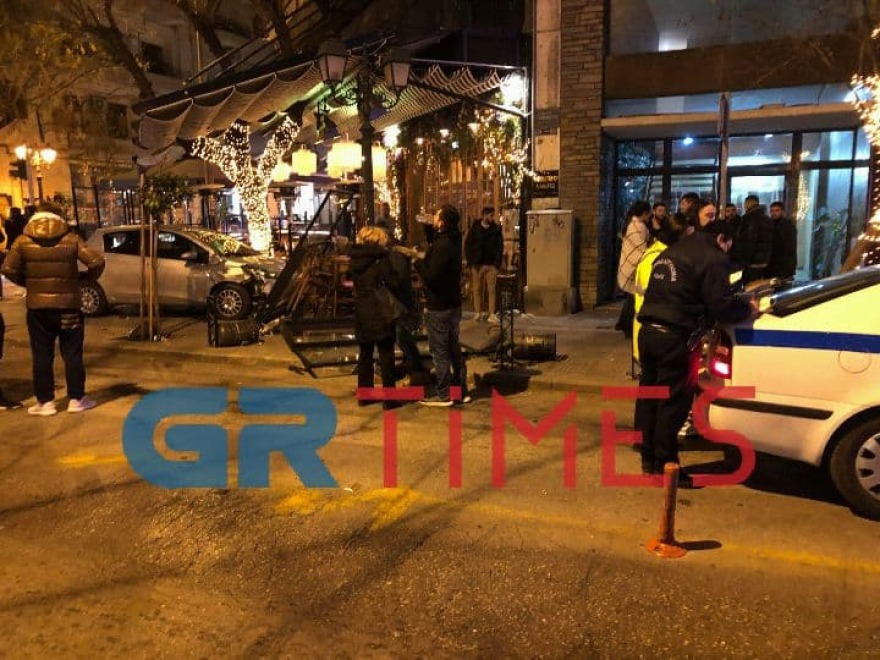 Θεσσαλονίκη: ΙΧ «μπούκαρε» σε καφετέρια (βίντεο)