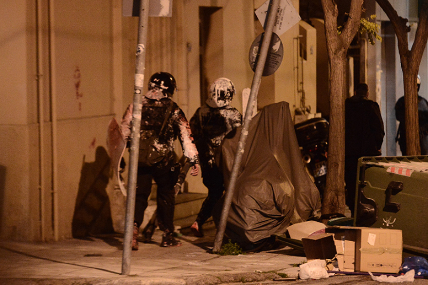 Επιχείρηση της αστυνομίας στο Κουκάκι: Εκκενώθηκαν τα κτήρια της Ματρόζου και της Παναιτωλίου