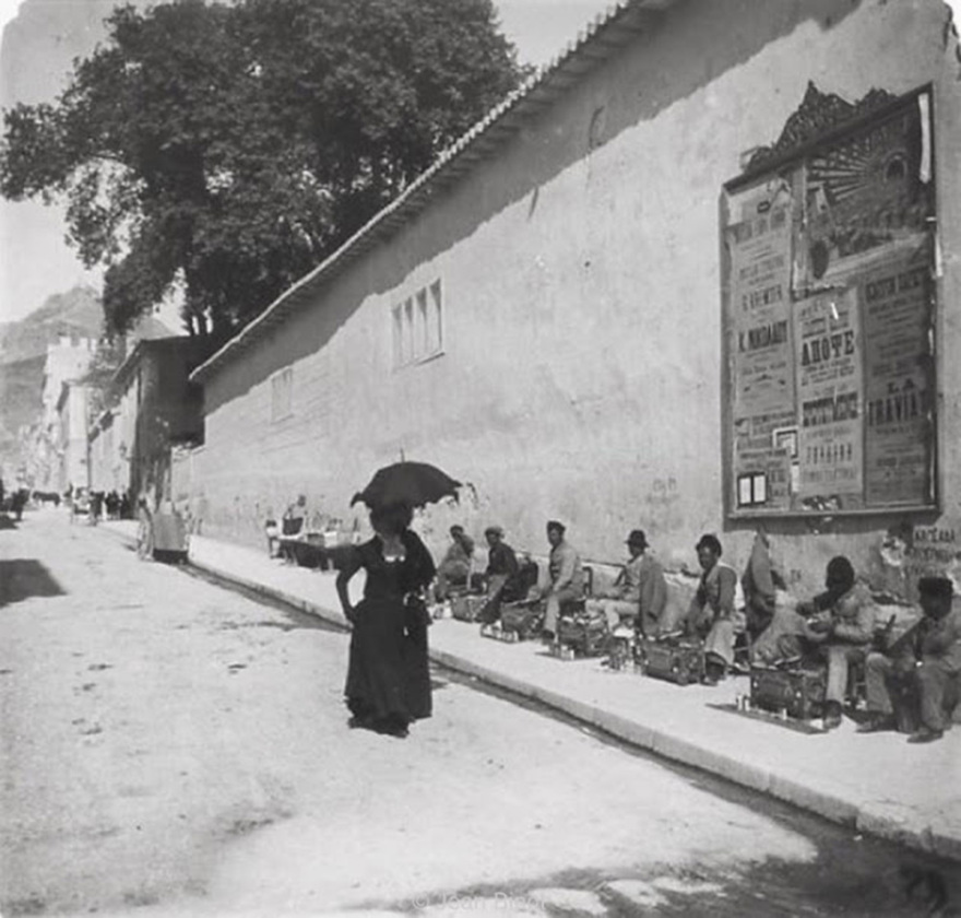 Εικόνες ανθρωπιάς αλλά και ασέβειας στην οδό Σταδίου