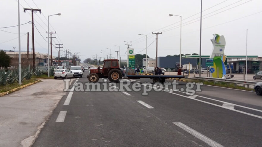 Λαμία: Κάτοικοι έκλεισαν την Εθνική οδό για το hotspot στη Μαυρομαντήλα