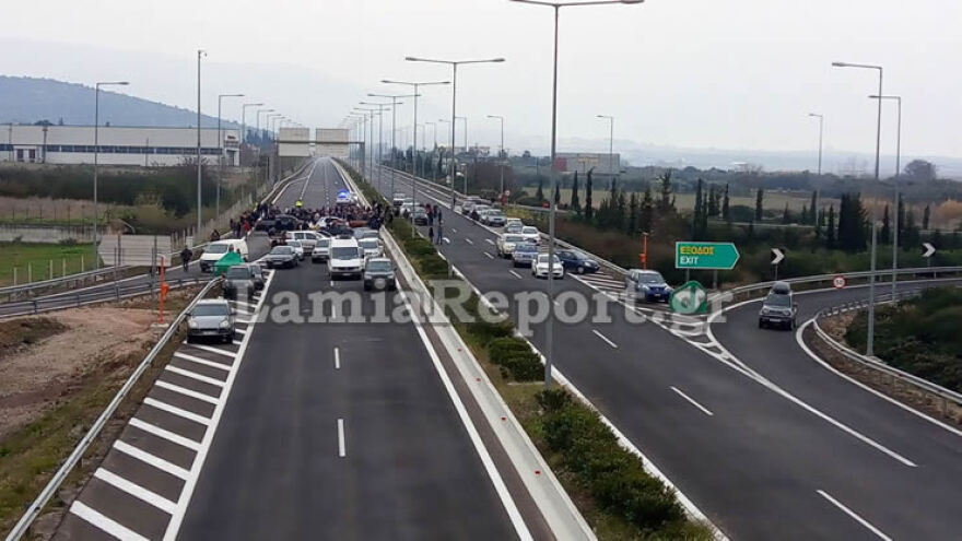 Λαμία: Κάτοικοι έκλεισαν την Εθνική οδό για το hotspot στη Μαυρομαντήλα