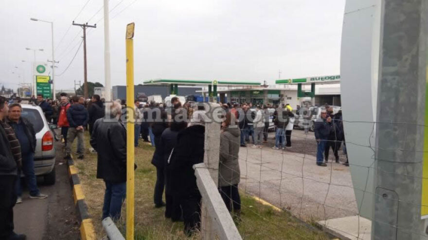 Λαμία: Κάτοικοι έκλεισαν την Εθνική οδό για το hotspot στη Μαυρομαντήλα