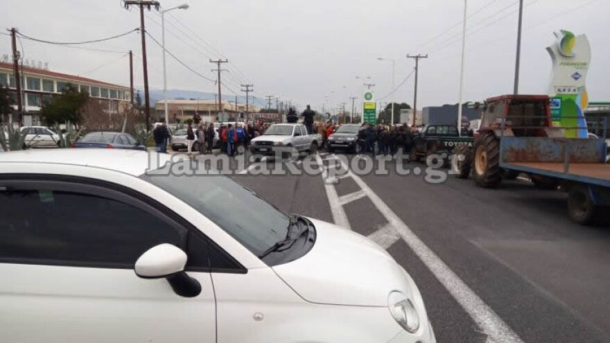Λαμία: Κάτοικοι έκλεισαν την Εθνική οδό για το hotspot στη Μαυρομαντήλα