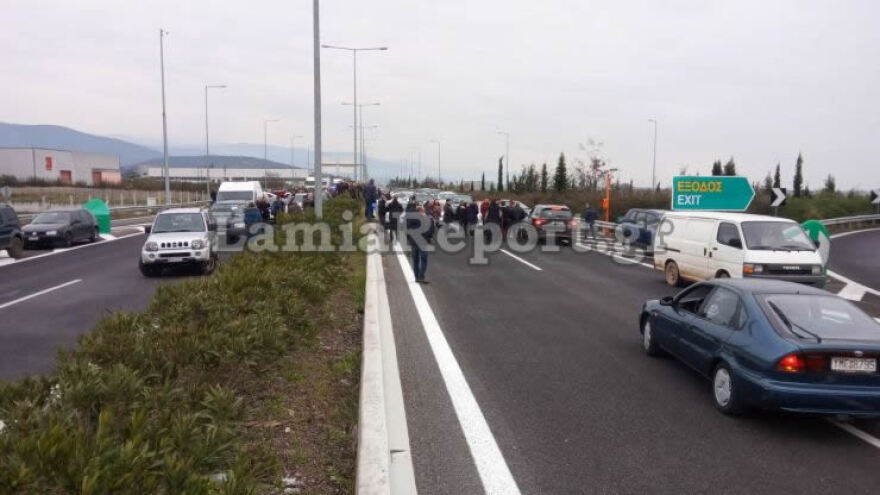 Λαμία: Κάτοικοι έκλεισαν την Εθνική οδό για το hotspot στη Μαυρομαντήλα