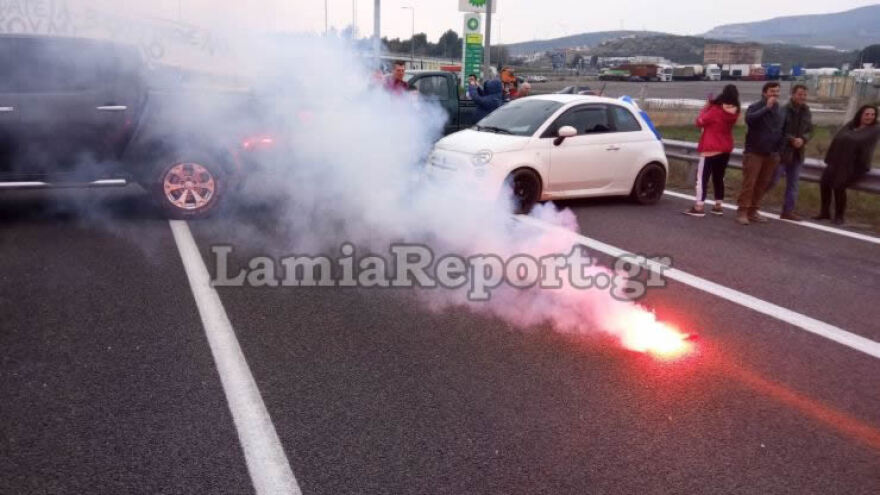 Λαμία: Κάτοικοι έκλεισαν την Εθνική οδό για το hotspot στη Μαυρομαντήλα