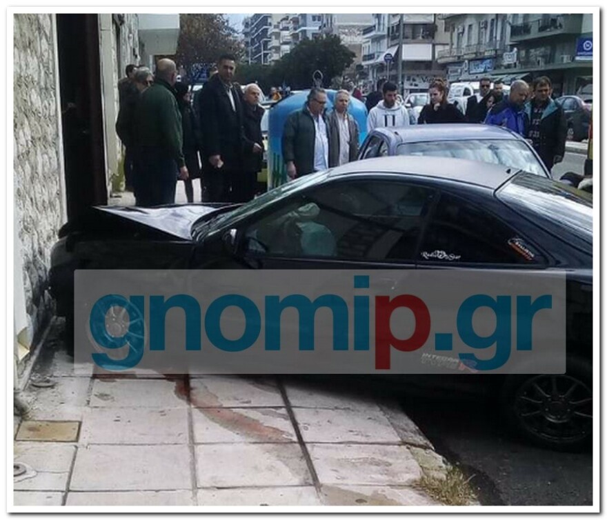 Πάτρα: ΙΧ ανέβηκε στο πεζοδρόμιο και τραυμάτισε μια νεαρή κοπέλα 