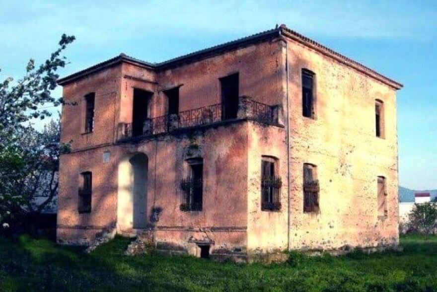 Τρίκαλα: Χρυσοθήρες έσκαβαν σε εγκαταλελειμμένο αρχοντικό