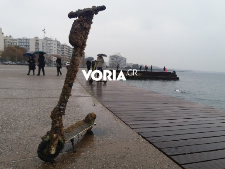 Θερμαϊκός: Οι δύτες ανέσυραν 21 ηλεκτρικά πατίνια – Μηχανάκια και ποδήλατα στη θάλασσα