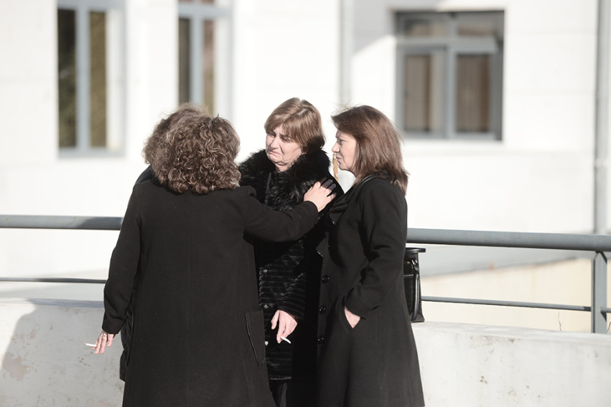 Φωτογραφίες: Η μητέρα της Ελένης Τοπαλούδη κατέρρευσε στην αγκαλιά της Μάγδας Φύσσα