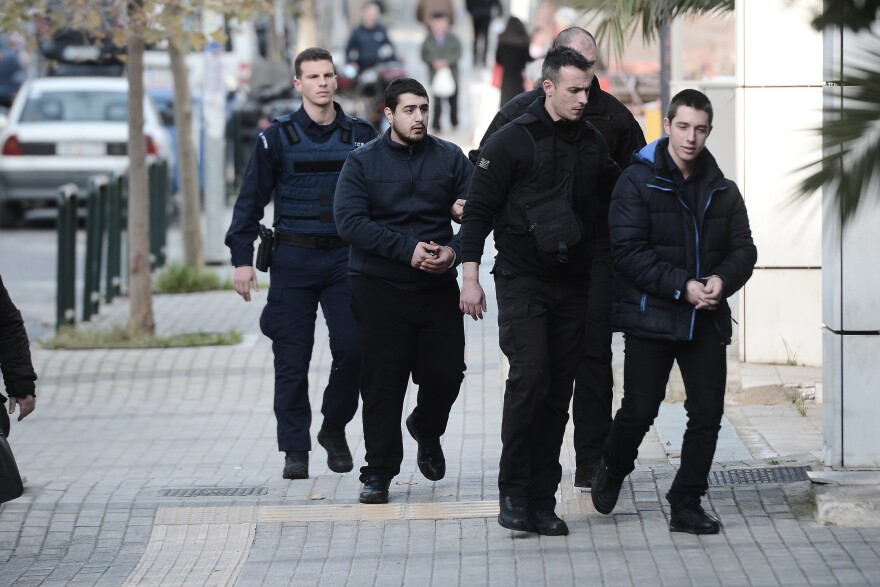 Δολοφονία Τοπαλούδη: Αμετανόητος και στη δίκη ο δολοφόνος, ύψωσε το μεσαίο δάχτυλο στους δημοσιογράφους