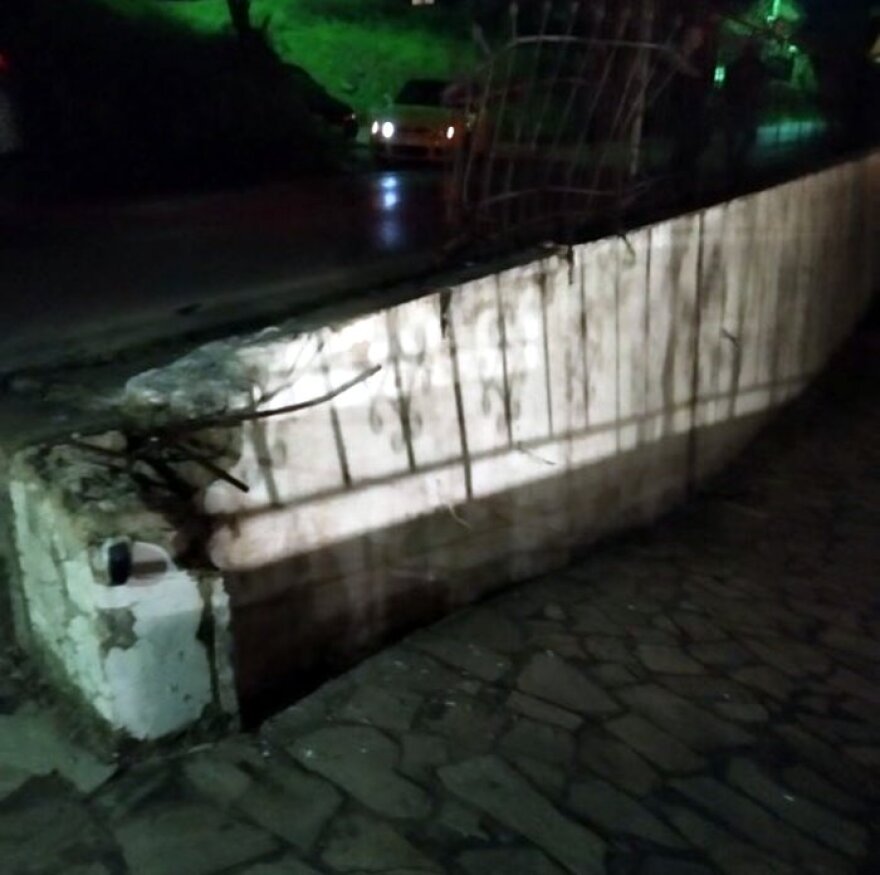 Αγρίνιο: Αυτοκίνητο «μπούκαρε» σε αυλή - Δείτε φωτογραφίες