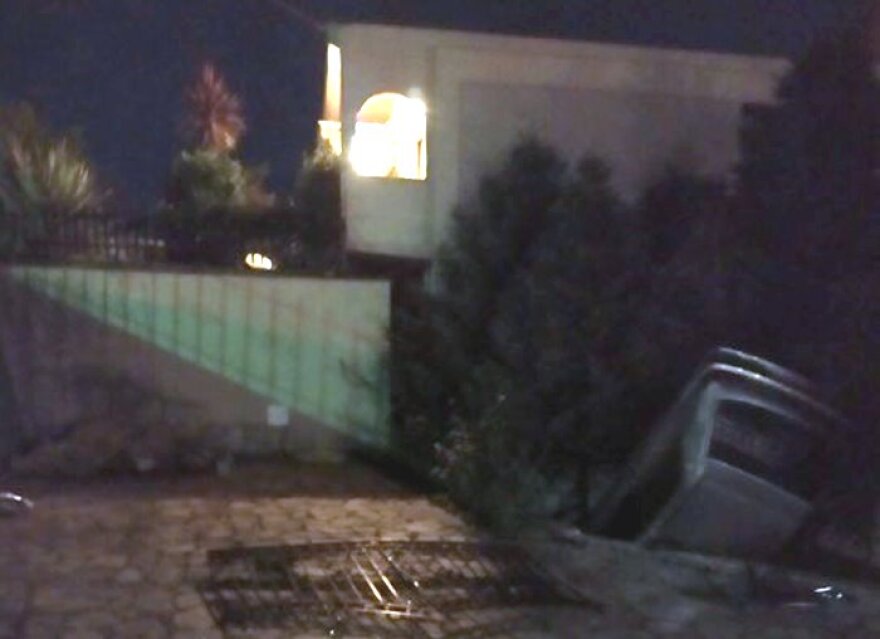 Αγρίνιο: Αυτοκίνητο «μπούκαρε» σε αυλή - Δείτε φωτογραφίες