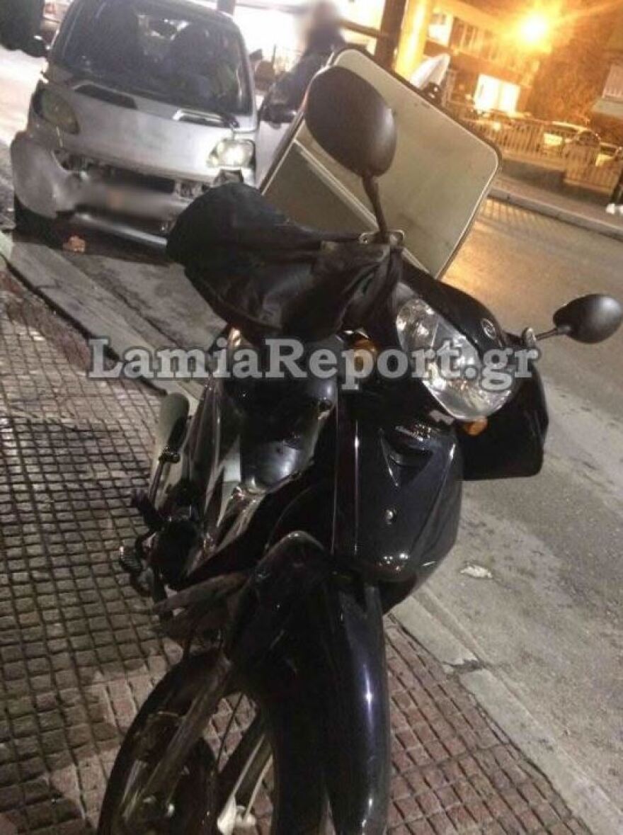 Λαμία: Smart παραβίασε STOP και παρέσυρε μηχανάκι ντελιβερά