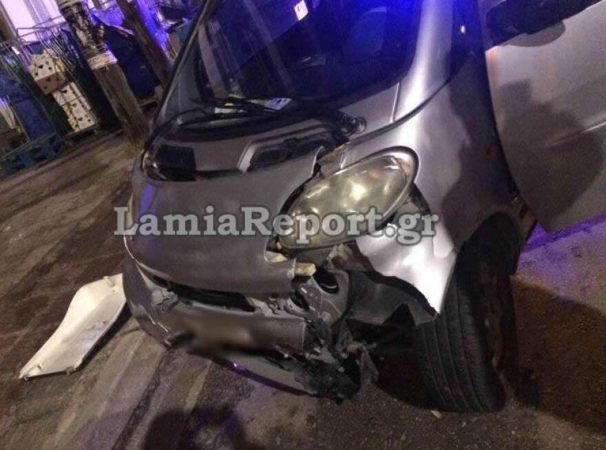 Λαμία: Smart παραβίασε STOP και παρέσυρε μηχανάκι ντελιβερά