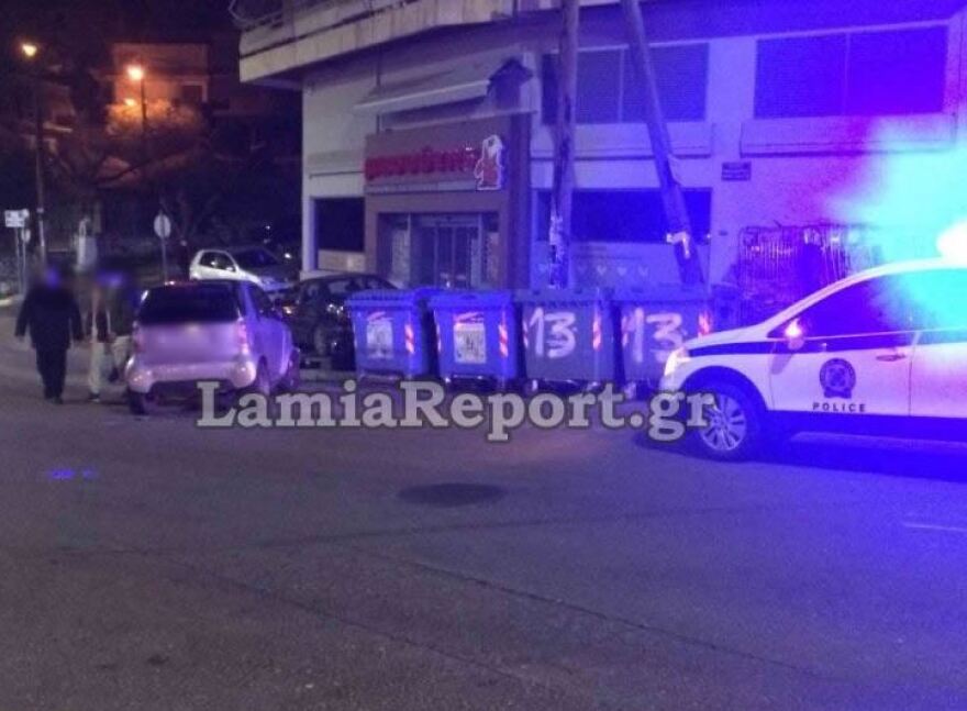 Λαμία: Smart παραβίασε STOP και παρέσυρε μηχανάκι ντελιβερά