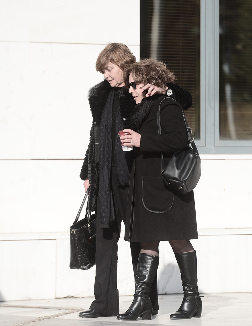 Φωτογραφίες: Η μητέρα της Ελένης Τοπαλούδη κατέρρευσε στην αγκαλιά της Μάγδας Φύσσα