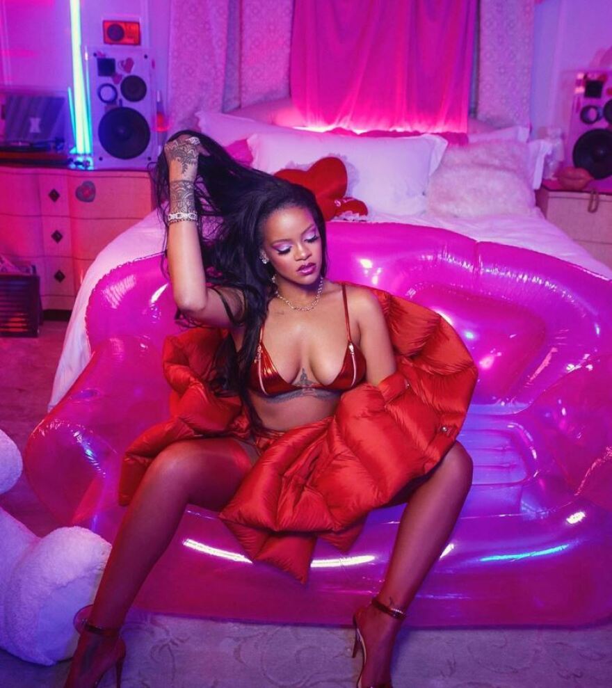 «Φωτιά» η Rihanna, ετοιμάζεται για τον Άγιο Βαλεντίνο