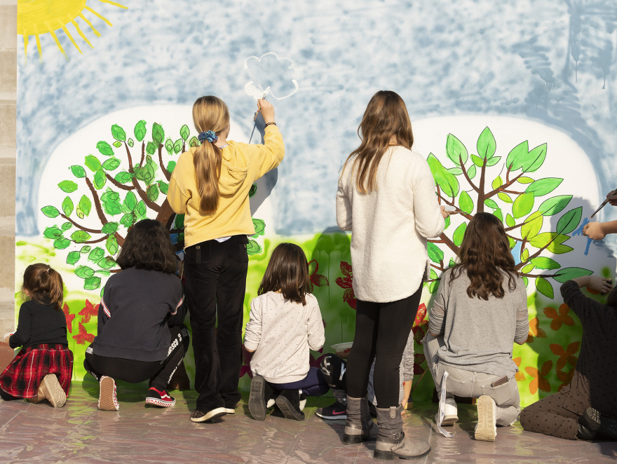 Χατζηδάκης: Ο υπουργός Περιβάλλοντος και Ενέργειας ζωγραφίζει με τα παιδιά των Παιδικών Χωριών SOS