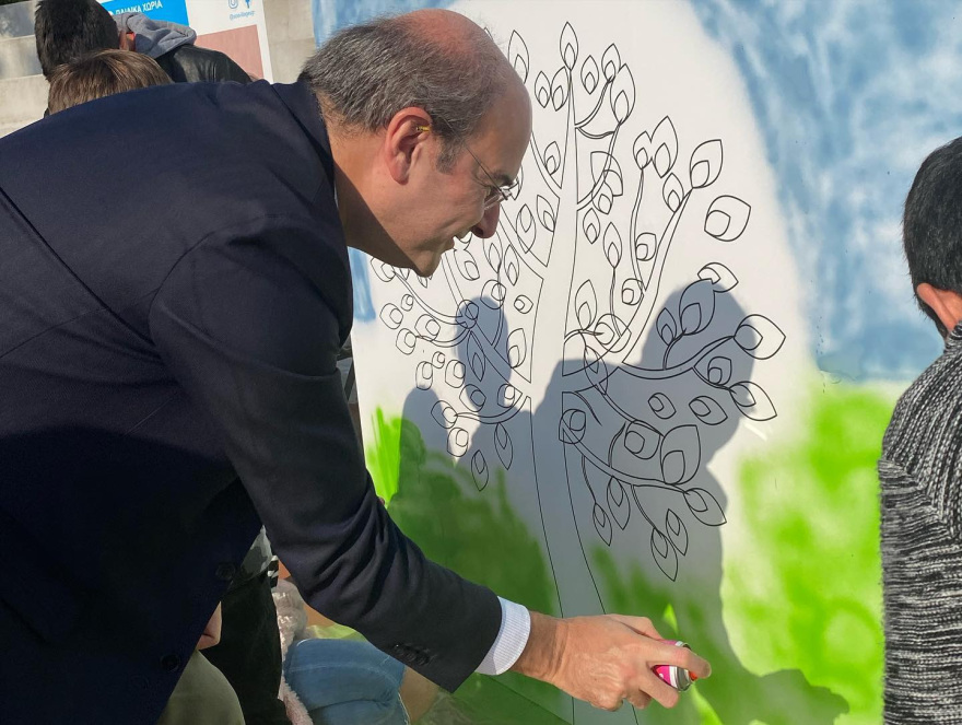 Χατζηδάκης: Ο υπουργός Περιβάλλοντος και Ενέργειας ζωγραφίζει με τα παιδιά των Παιδικών Χωριών SOS