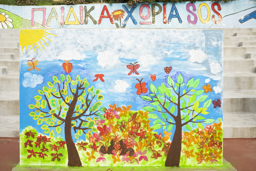 Χατζηδάκης: Ο υπουργός Περιβάλλοντος και Ενέργειας ζωγραφίζει με τα παιδιά των Παιδικών Χωριών SOS