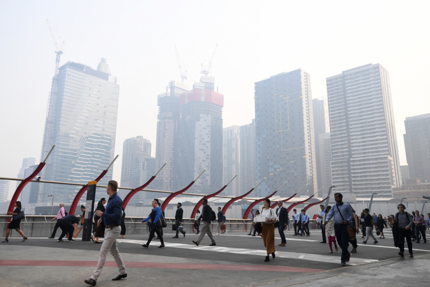 Εικόνες σοκ από την πύρινη λαίλαπα στην Αυστραλία: Η Μελβούρνη «εξαφανισμένη» στον καπνό