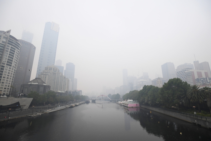 Εικόνες σοκ από την πύρινη λαίλαπα στην Αυστραλία: Η Μελβούρνη «εξαφανισμένη» στον καπνό