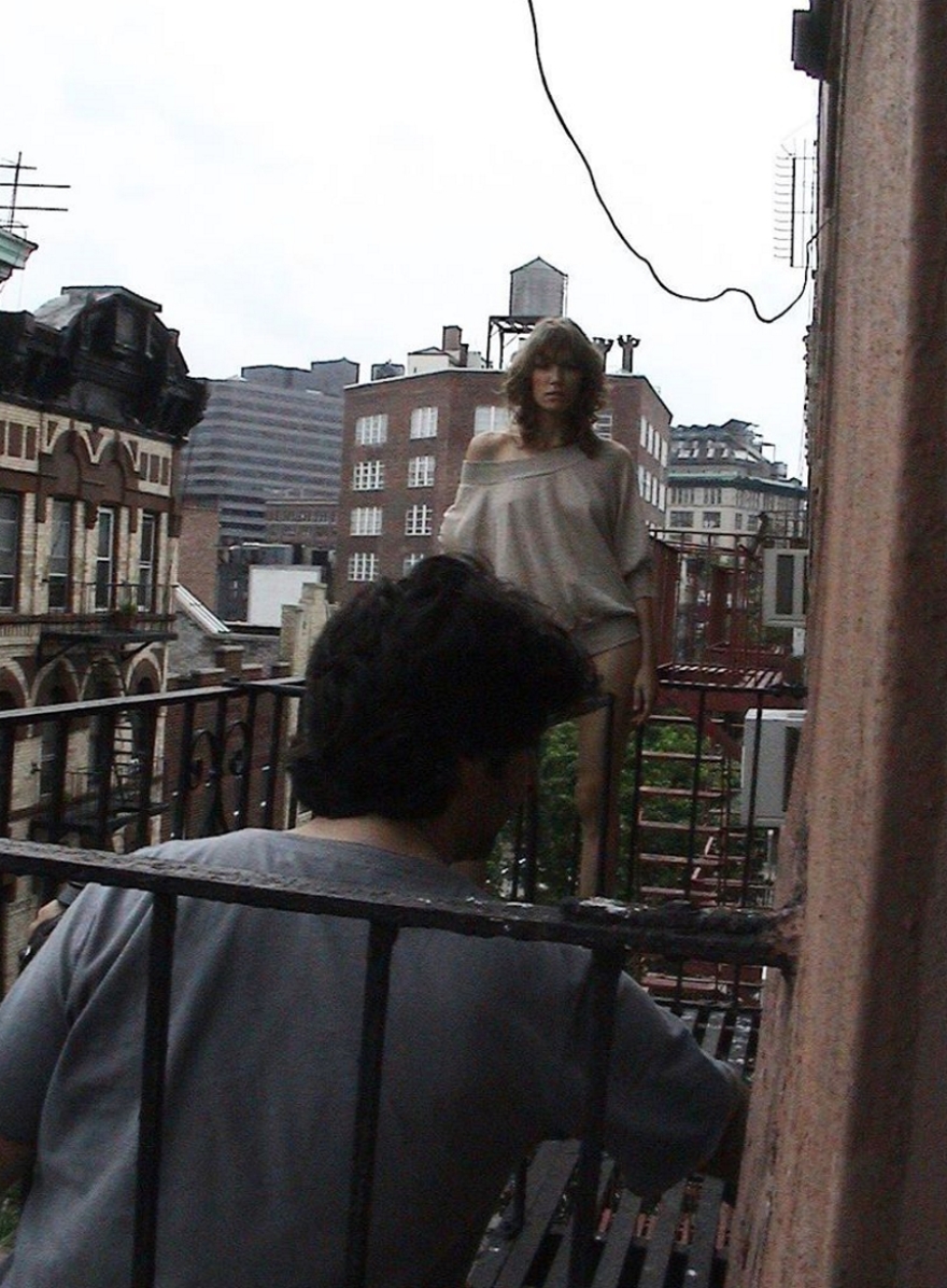 Η Βίκυ Καγιά ποζάρει αισθησιακά στους δρόμους της Νέας Υόρκης 