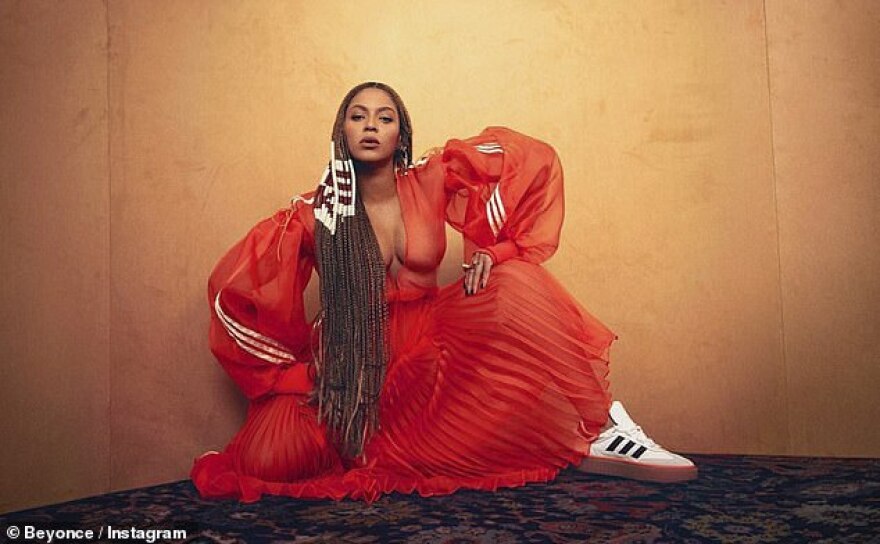 Μπιγιονσέ: Η Queen B κάνει ποδήλατο με ψηλοτάκουνα